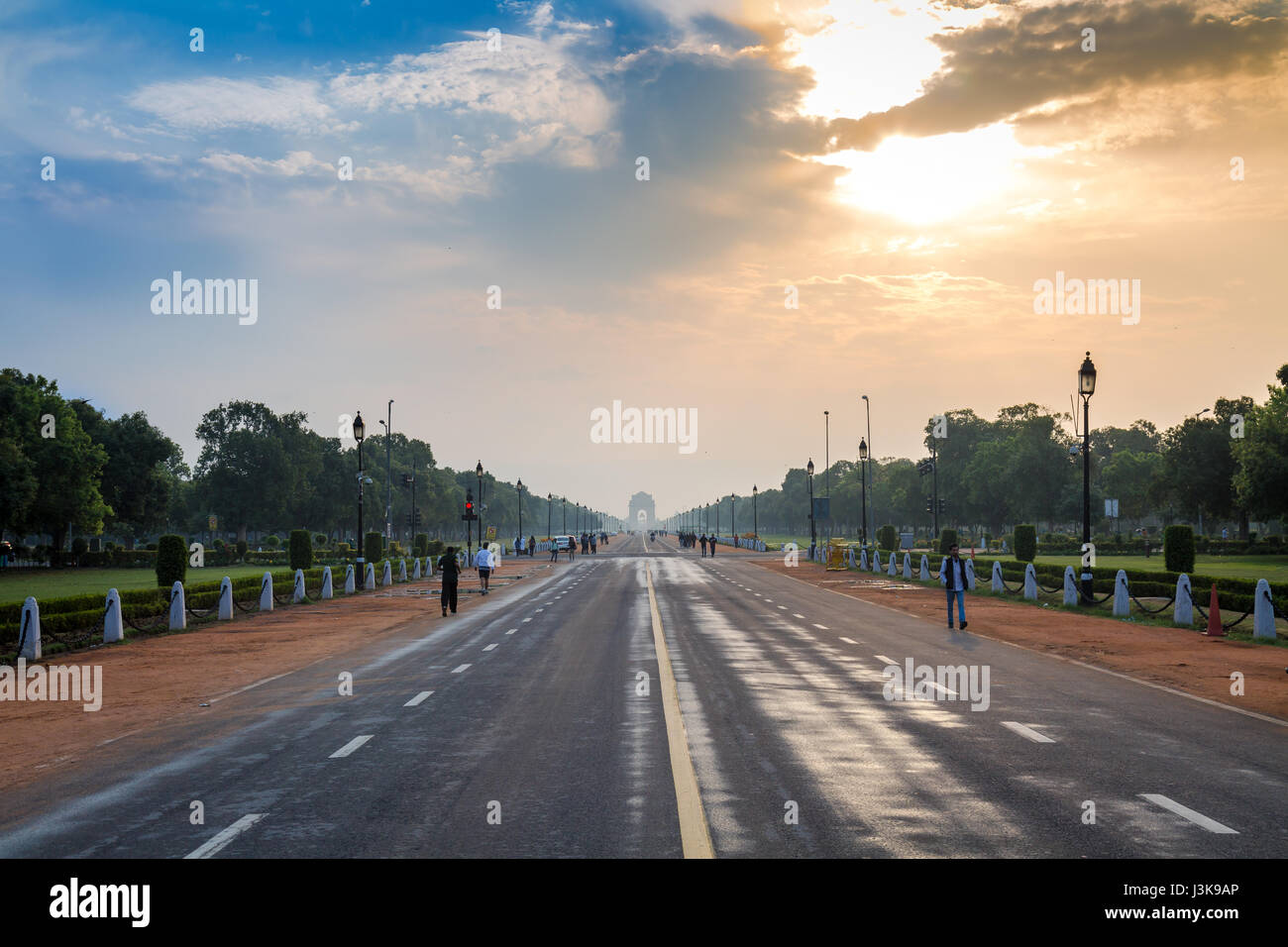 Neu-Delhi Stadt Wahrzeichen der Rajpath Straße bei Sonnenaufgang mit der historischen India Gate in den Hintergrund. Stockfoto