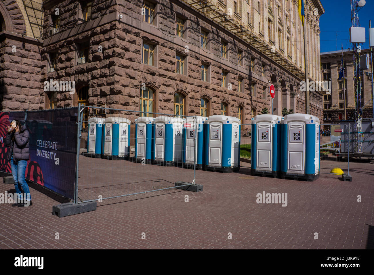 UKRAINE, Kiew - 2. Mai 2017: Kiew vor dem Start, Kiew. Europa. Bio Toiletten fan-Zonen auf Khreshchatyk. Stockfoto