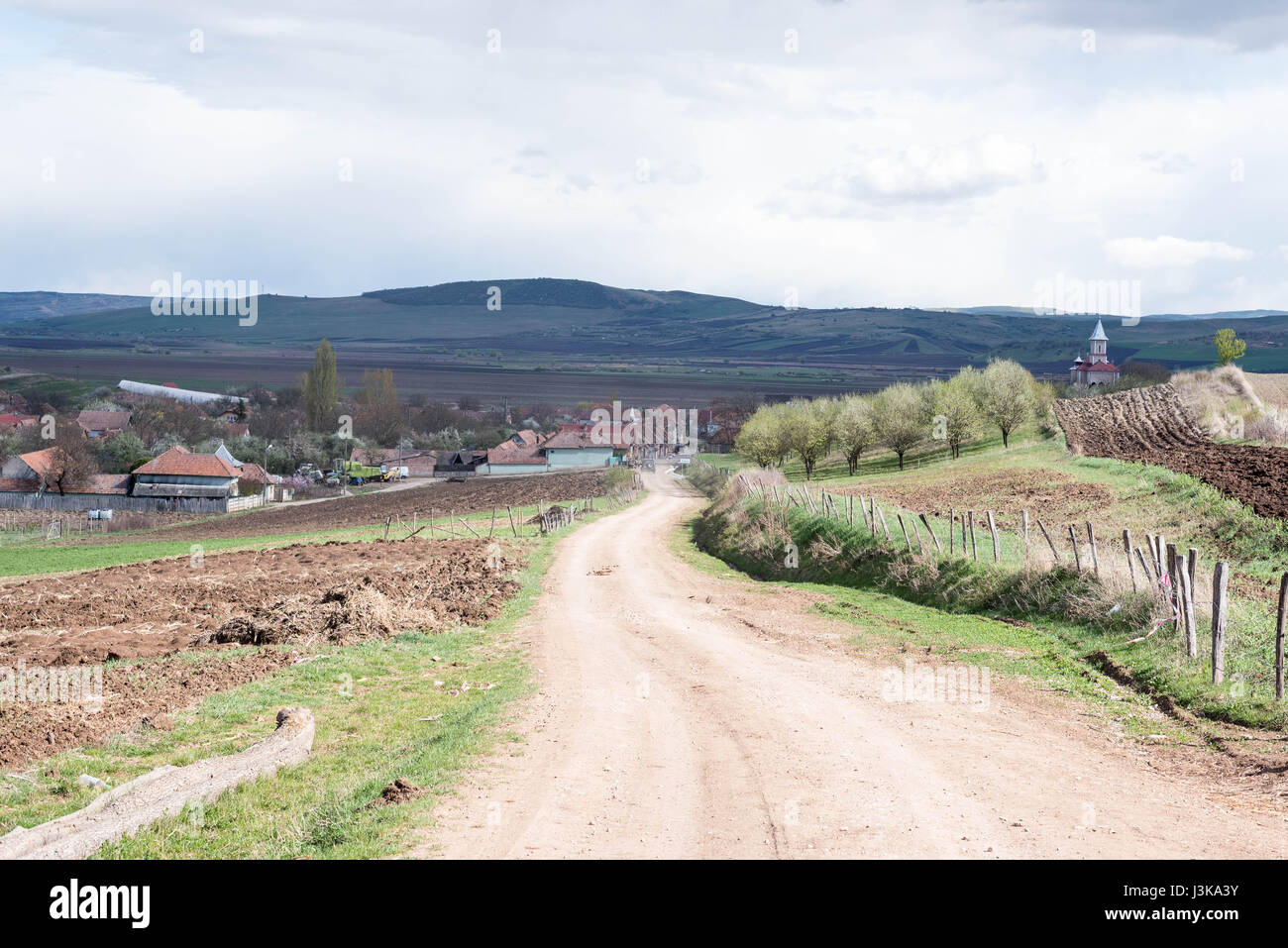 Eine unbefestigte Straße am Ausgang des Craiva, Judetul (Grafschaft) Alba, Rumänien wo Nicolae Stanciu, RSC Anderlecht Spieler aufgewachsen. Foto: Cronos/Catalin Soare Stockfoto