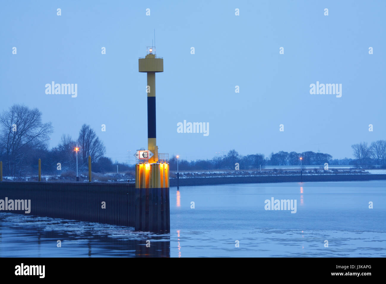 Maulwurf eine der Lesummündung in Bremen-Vegesack Mit Schnee, Bei Abenddämmerung, Bremen, Deutschland, Europa I Fluss Weser im Winter in der Abenddämmerung, Vegesack, Stockfoto