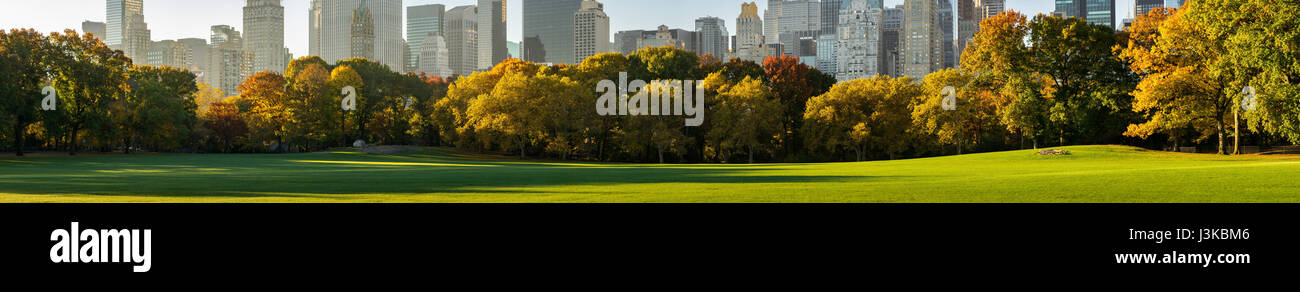 Panoramablick über Central Park South von Sheep Meadow im morgendlichen Sonnenlicht. Midtown Wolkenkratzer. Manhattan, New York City Stockfoto