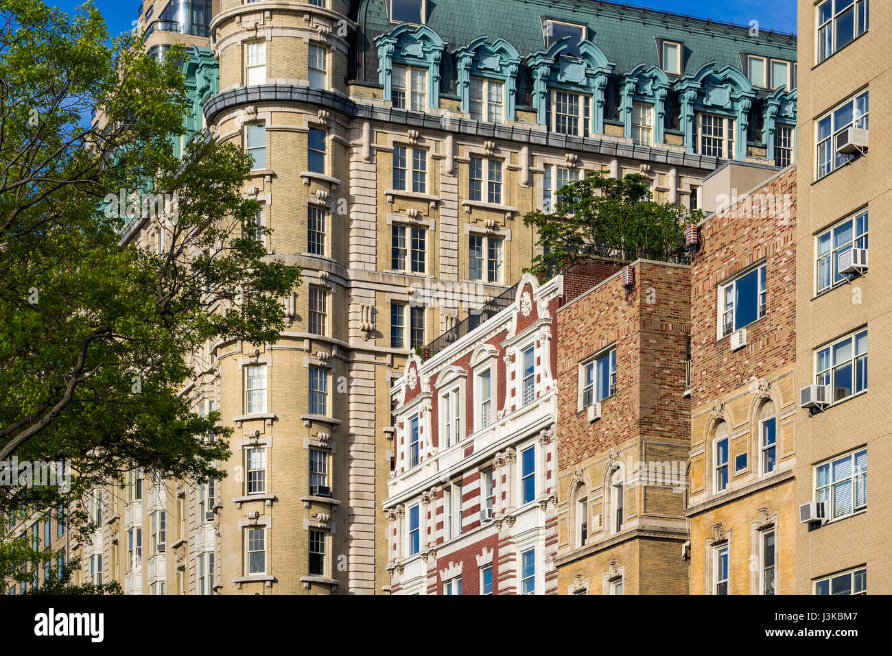 Fassaden der Hochhäuser am Central Park West. Upper West Side auf sonnigen Morgen. Manhattan, New York City Stockfoto