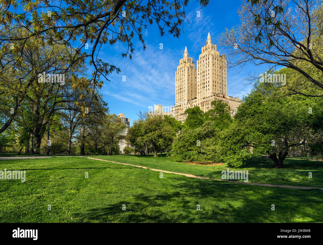 Central Park West Sommermorgen mit Art-Déco-Hochhaus bauen. Upper West Side, Manhattan, New York City Stockfoto