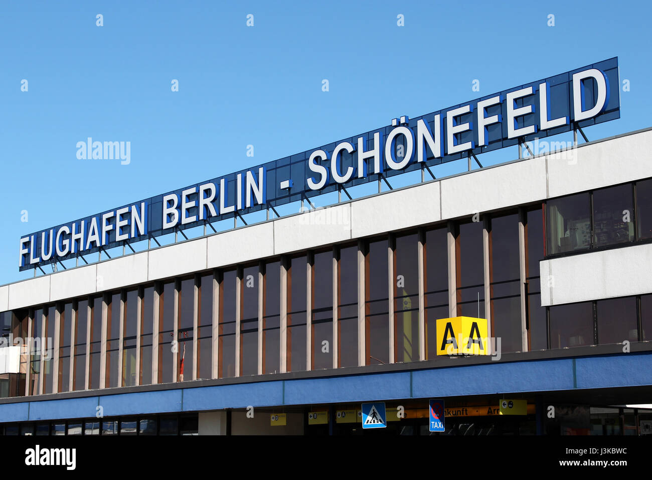 Terminal A von Berlin-Schönefeld. Dies war der großen zivilen Flughafen der DDR (DDR) und der einzige Flughafen der ehemals Ostberlin. Stockfoto Terminal A von Berlin-Schönefeld. Dies war der großen zivilen Flughafen der DDR (DDR) und der einzige Flughafen der ehemals Ostberlin. Stockfoto