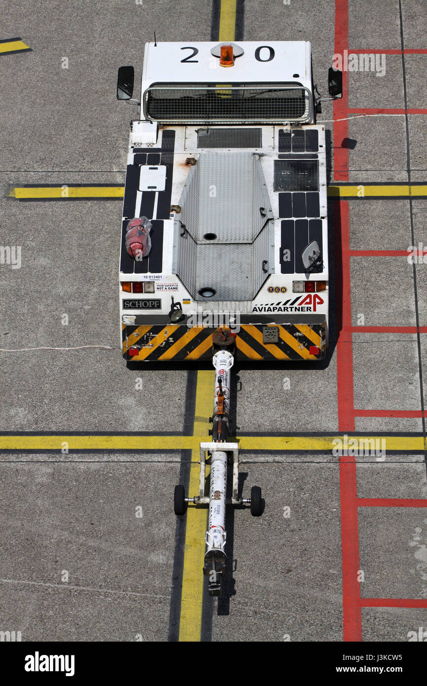 Aviapartner Pushback Schlepper mit Anhängekupplung befestigt am Flughafen Düsseldorf Stockfoto