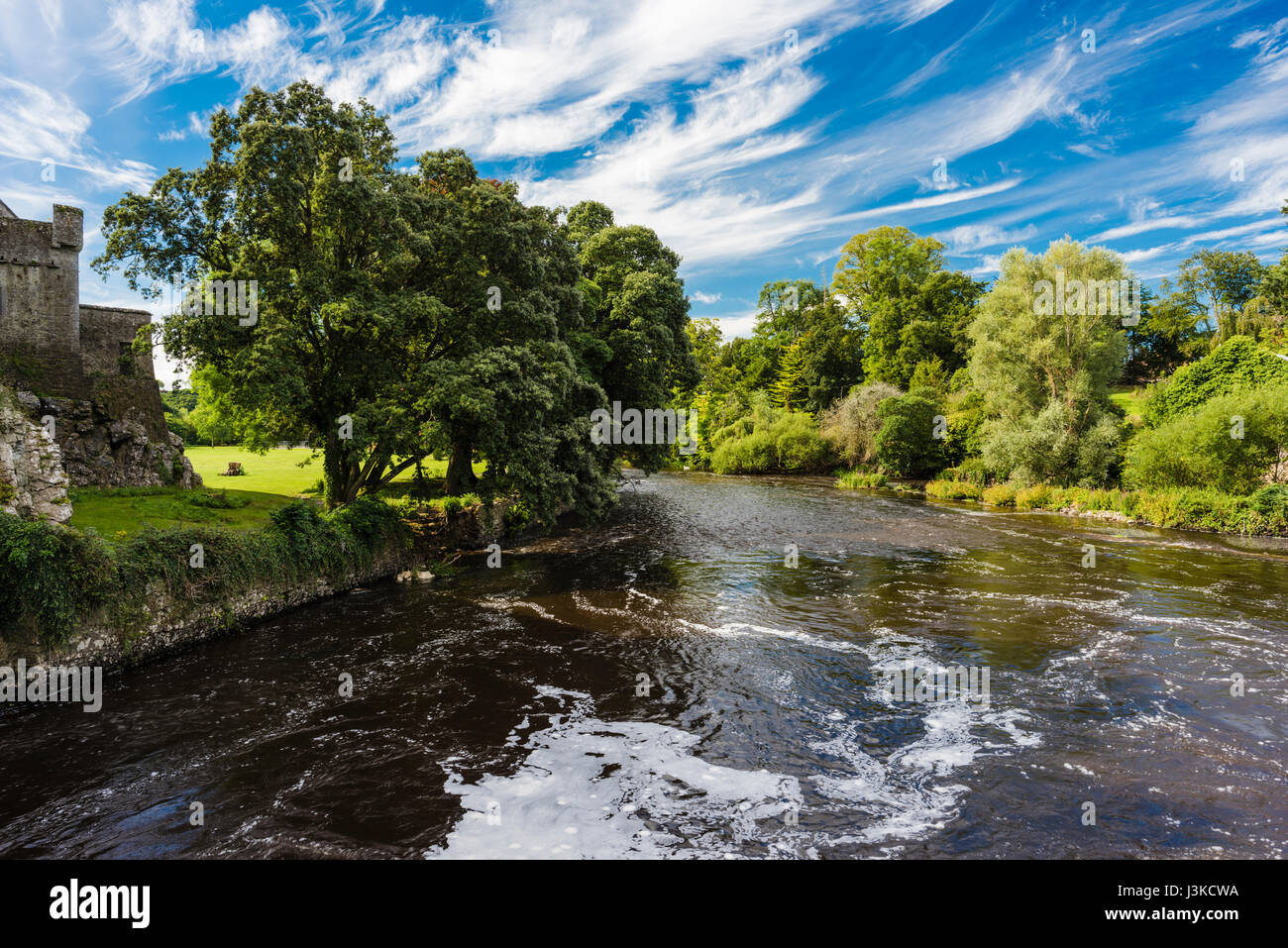 Der Fluss Suir fließt durch die Stadt Cahir, County Tipperary, Irland Stockfoto