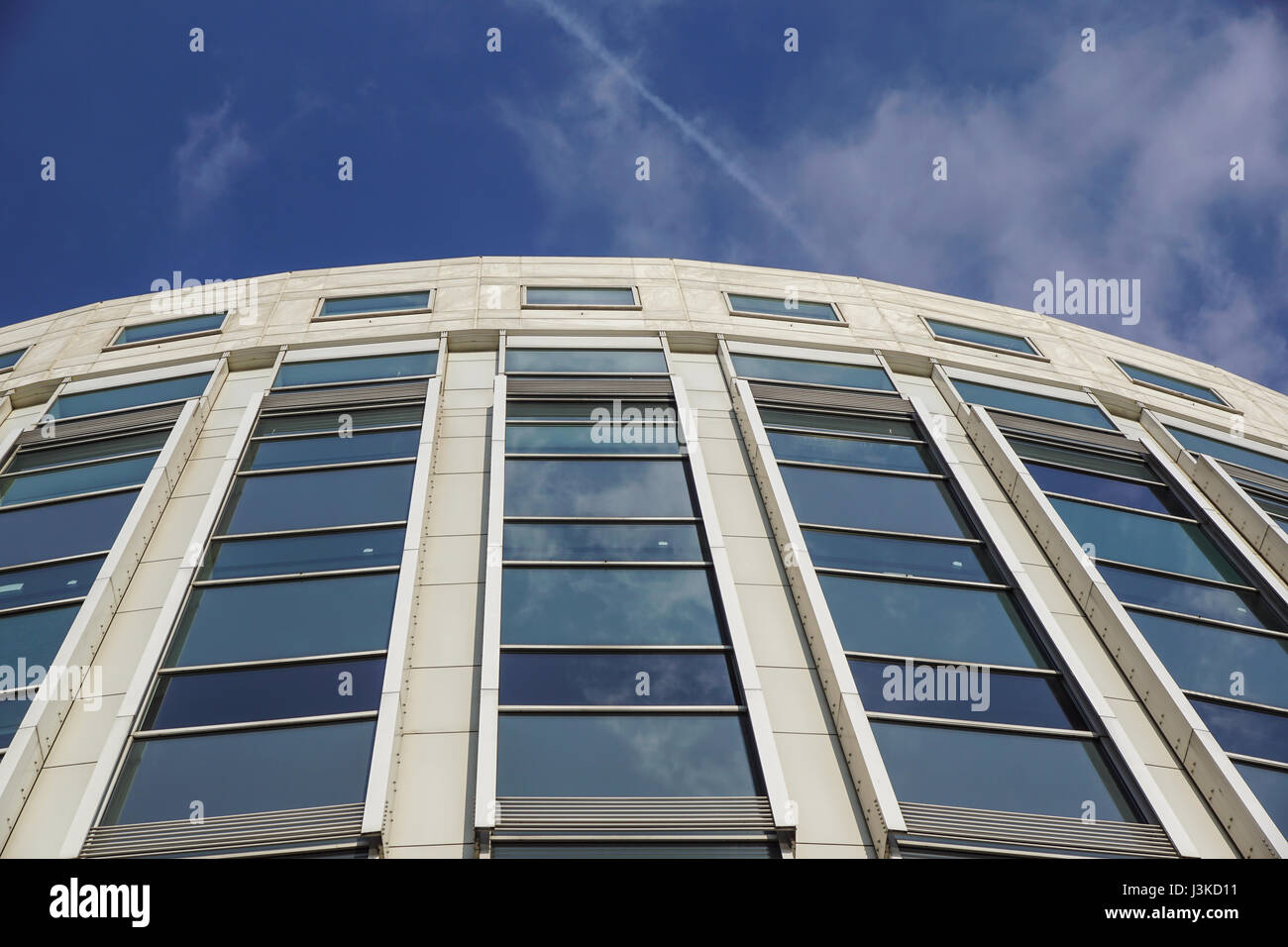 Perspektive und auf der Unterseite Winkel anzeigen zu strukturierten Hintergrund der zeitgenössischen Glas Gebäude Wolkenkratzer Stockfoto Perspektive und auf der Unterseite Winkel anzeigen zu strukturierten Hintergrund der zeitgenössischen Glas Gebäude Wolkenkratzer Stockfoto