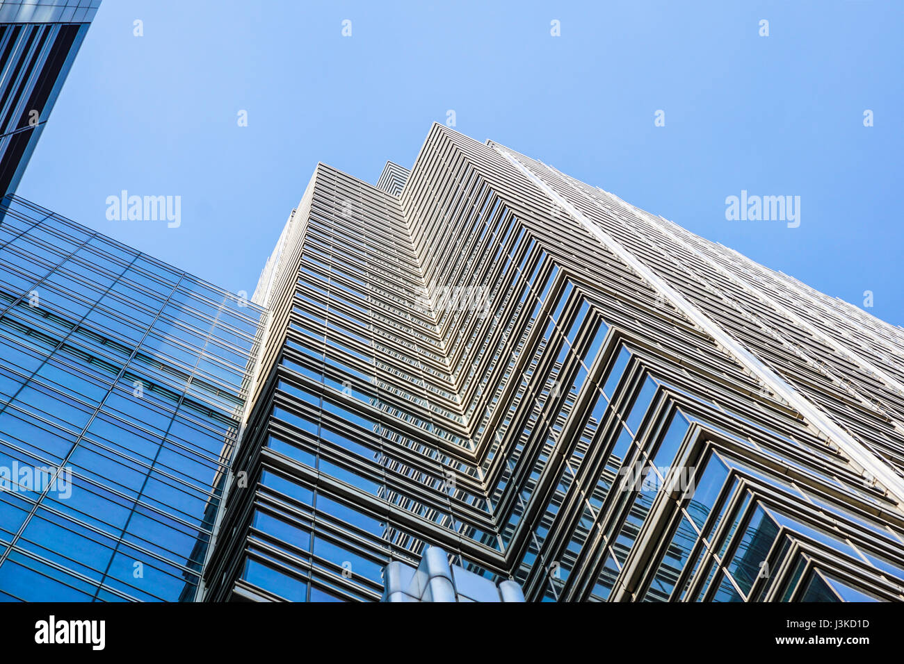 Perspektive und auf der Unterseite Winkel anzeigen zu strukturierten Hintergrund der zeitgenössischen Glas Gebäude Wolkenkratzer Stockfoto Perspektive und auf der Unterseite Winkel anzeigen zu strukturierten Hintergrund der zeitgenössischen Glas Gebäude Wolkenkratzer Stockfoto