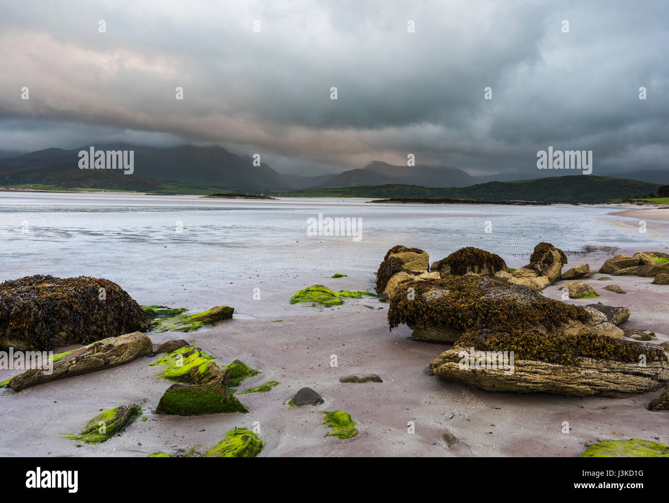 Cappagh Beach, Clockane (ein Clochán), Halbinsel Dingle, County Kerry, Irland, an einem schönen Sommerabend kurz vor Sonnenuntergang mit der Flut Stockfoto