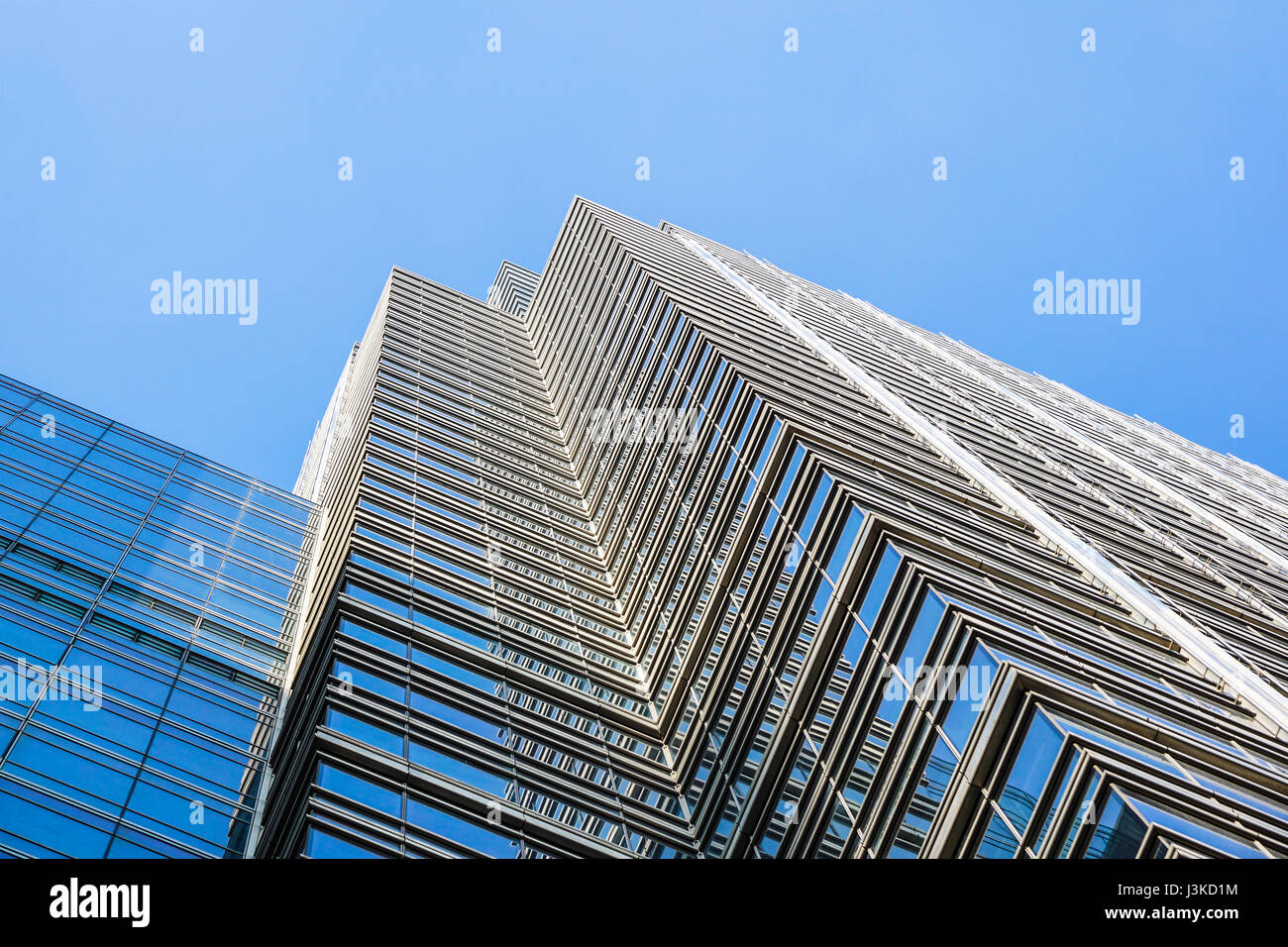 Perspektive und auf der Unterseite Winkel anzeigen zu strukturierten Hintergrund der zeitgenössischen Glas Gebäude Wolkenkratzer Stockfoto Perspektive und auf der Unterseite Winkel anzeigen zu strukturierten Hintergrund der zeitgenössischen Glas Gebäude Wolkenkratzer Stockfoto