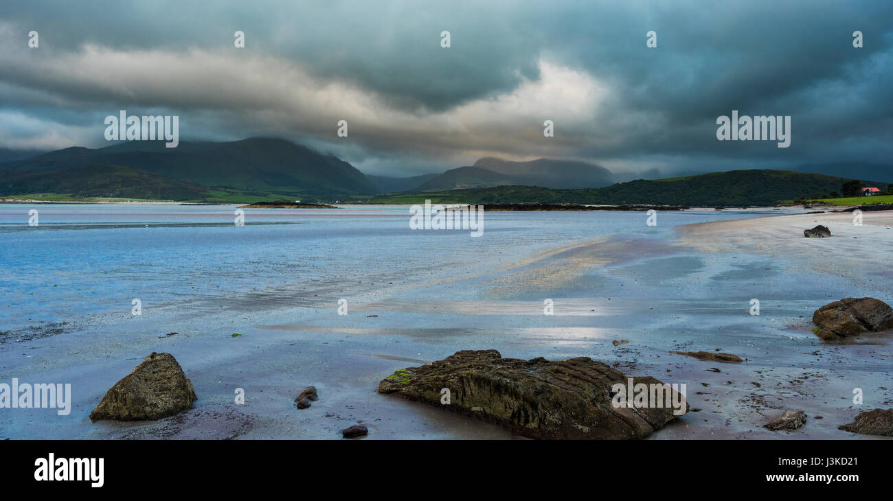 Cappagh Beach, Clockane (ein Clochán), Halbinsel Dingle, County Kerry, Irland, an einem schönen Sommerabend kurz vor Sonnenuntergang mit der Flut Stockfoto