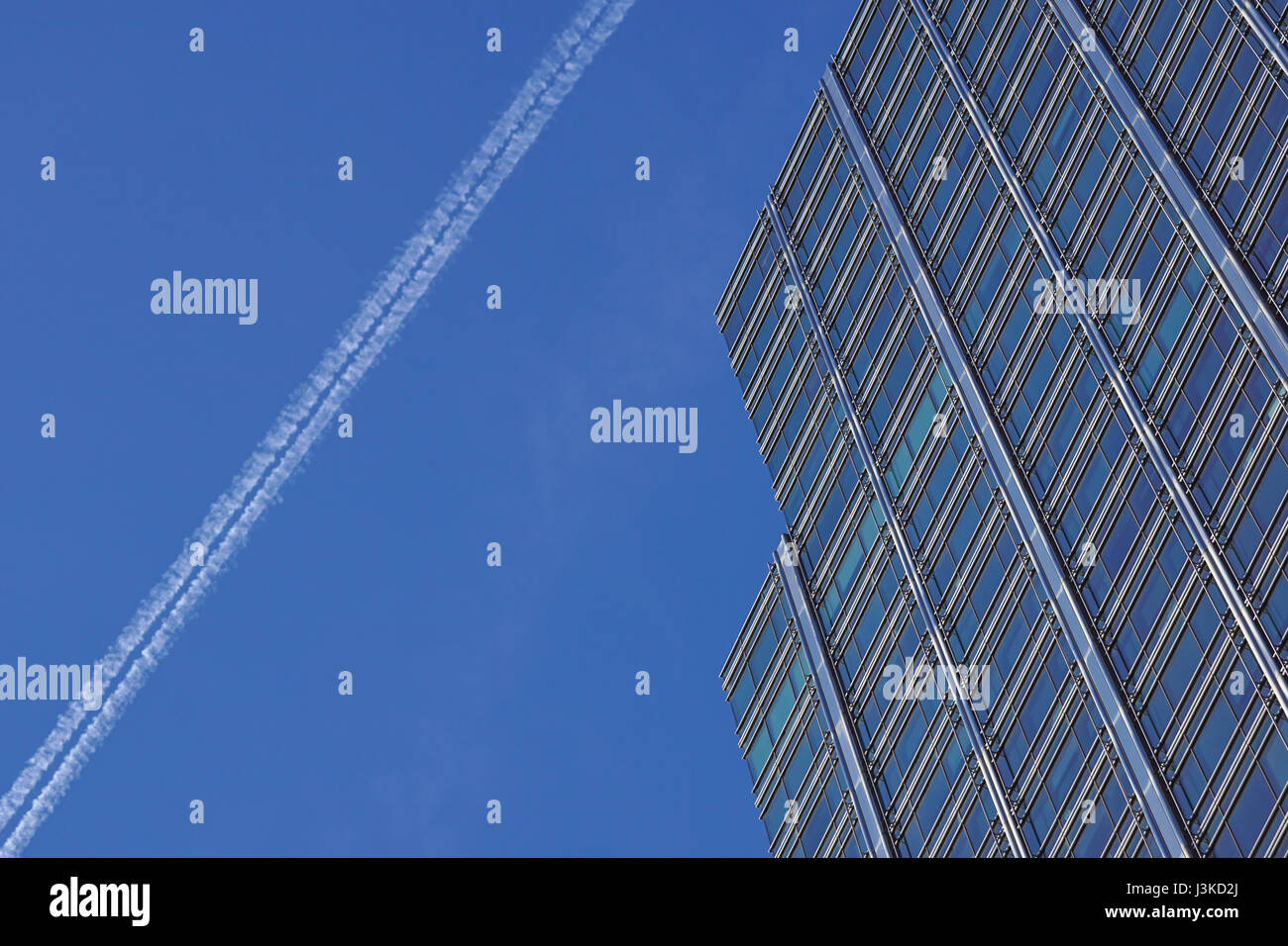 Perspektive und auf der Unterseite Winkel anzeigen zu strukturierten Hintergrund der zeitgenössischen Glas Gebäude Wolkenkratzer Stockfoto Perspektive und auf der Unterseite Winkel anzeigen zu strukturierten Hintergrund der zeitgenössischen Glas Gebäude Wolkenkratzer Stockfoto