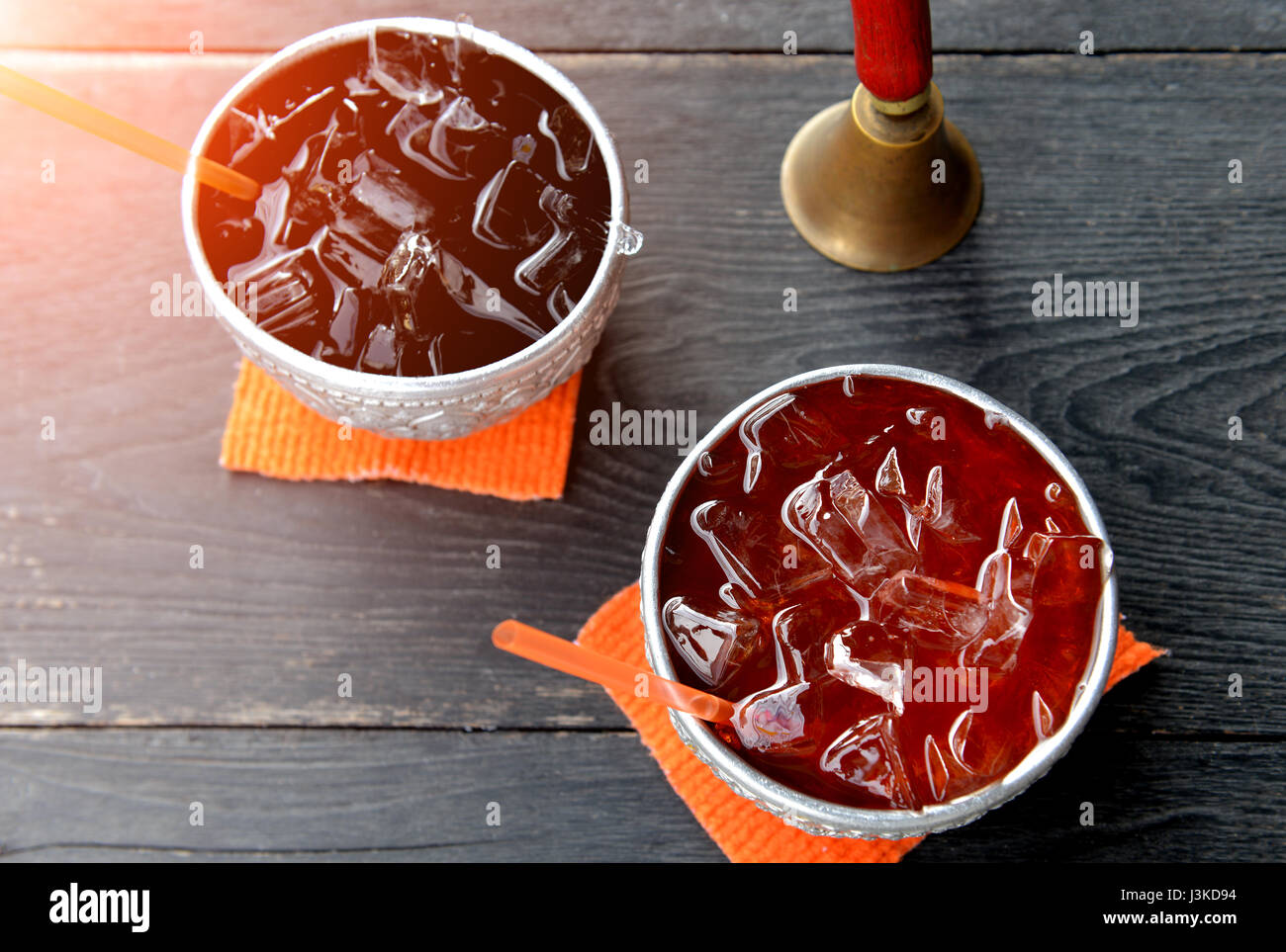 Schwarze oder rote Thai Eis Tee trinken auf dem silberne Schale ...