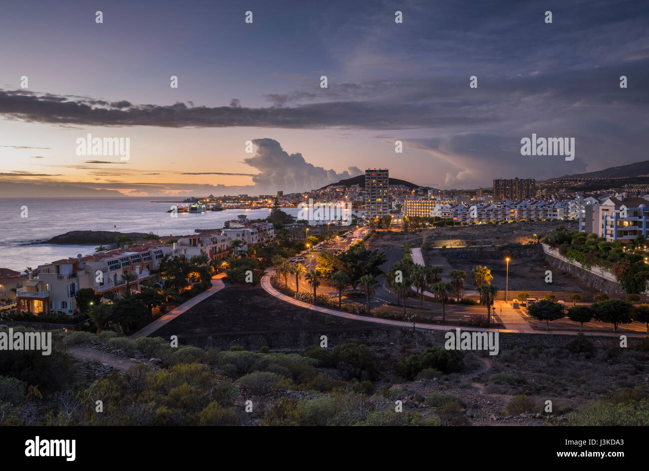 Der Ferienort Los Cristianos, Teneriffa, nach Sonnenuntergang Stockfoto