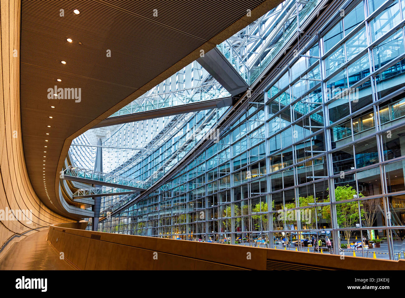 Tokyo, Japan - 20. April 2014: Ansicht des Tokyo International Forum Interieur. Das Tokyo International Forum ist ein Mehrzweck-Messegelände Stockfoto