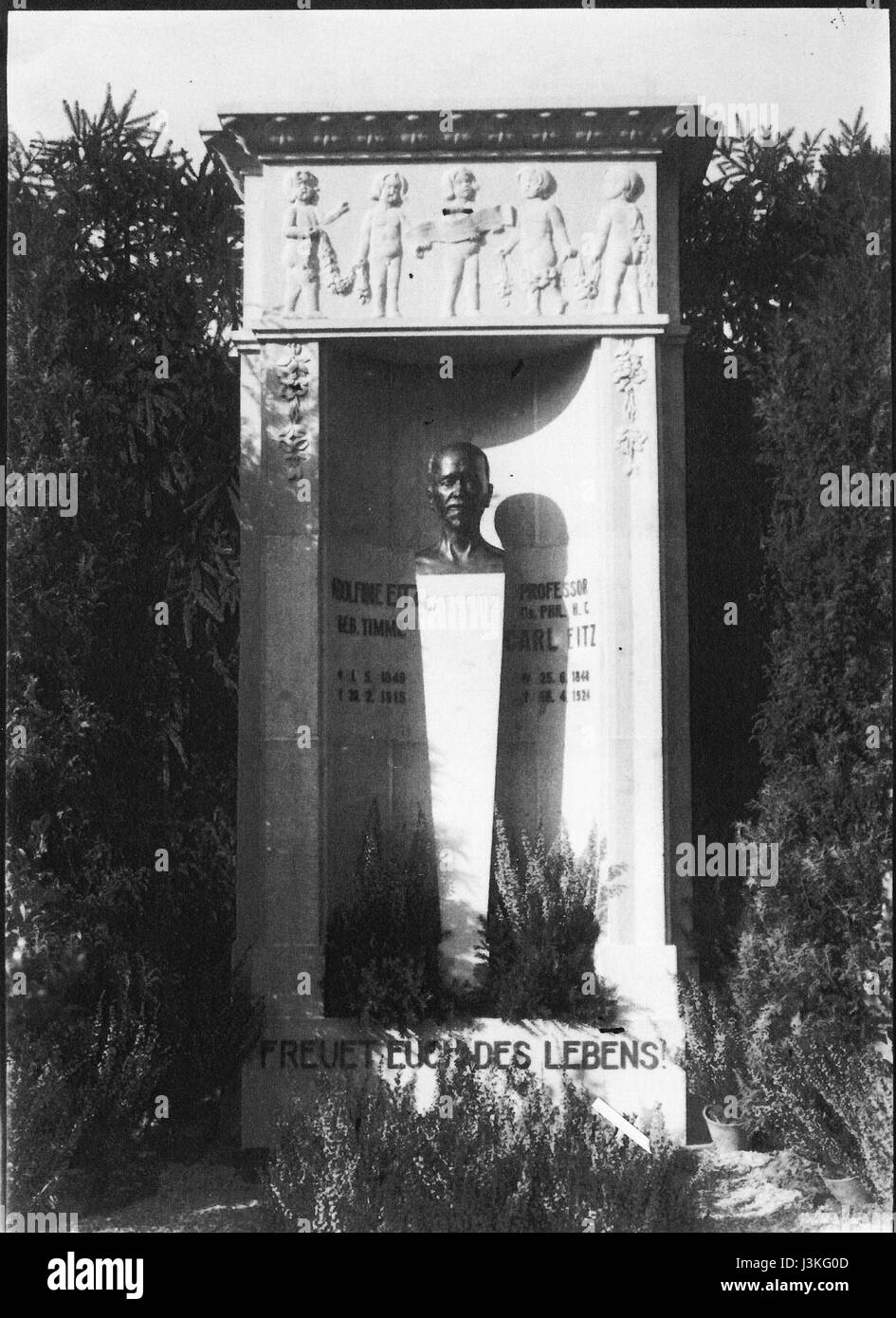 Der Grabstein von Carl Eitz, einer historischen Figur, die die persönliche und kulturelle Geschichte seiner Zeit widerspiegelt. Stockfoto