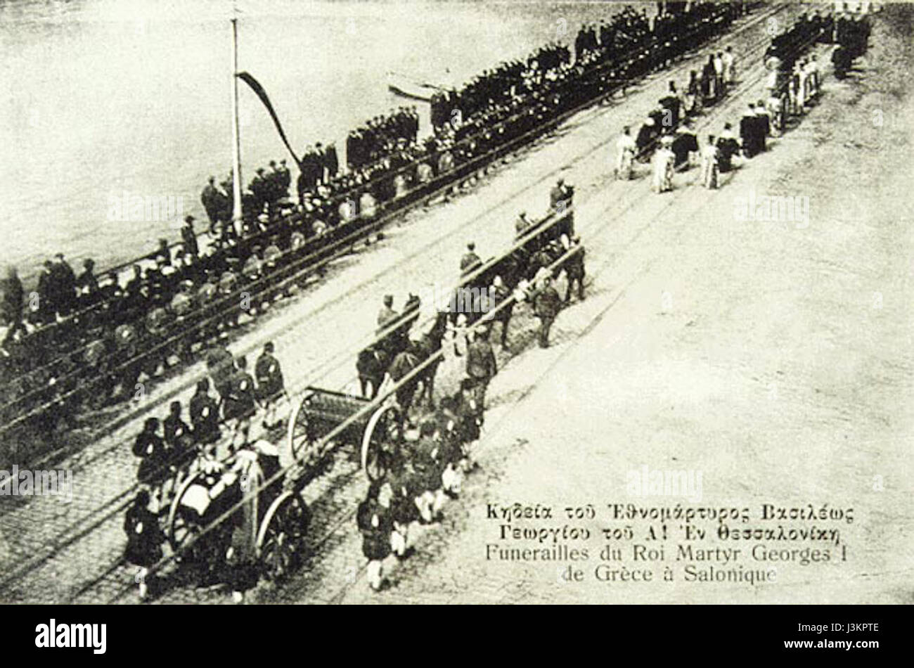 Die Beerdigung von Georges Ier, ein historisches Ereignis, das den Tod von König Georg I. von Griechenland markiert, war ein bedeutender Moment in der griechischen Königsgeschichte. Die Veranstaltung wurde von Würdenträgern besucht und in der Kunst als Symbol der Trauer der königlichen Familie festgehalten. Stockfoto Die Beerdigung von Georges Ier, ein historisches Ereignis, das den Tod von König Georg I. von Griechenland markiert, war ein bedeutender Moment in der griechischen Königsgeschichte. Die Veranstaltung wurde von Würdenträgern besucht und in der Kunst als Symbol der Trauer der königlichen Familie festgehalten. Stockfoto
