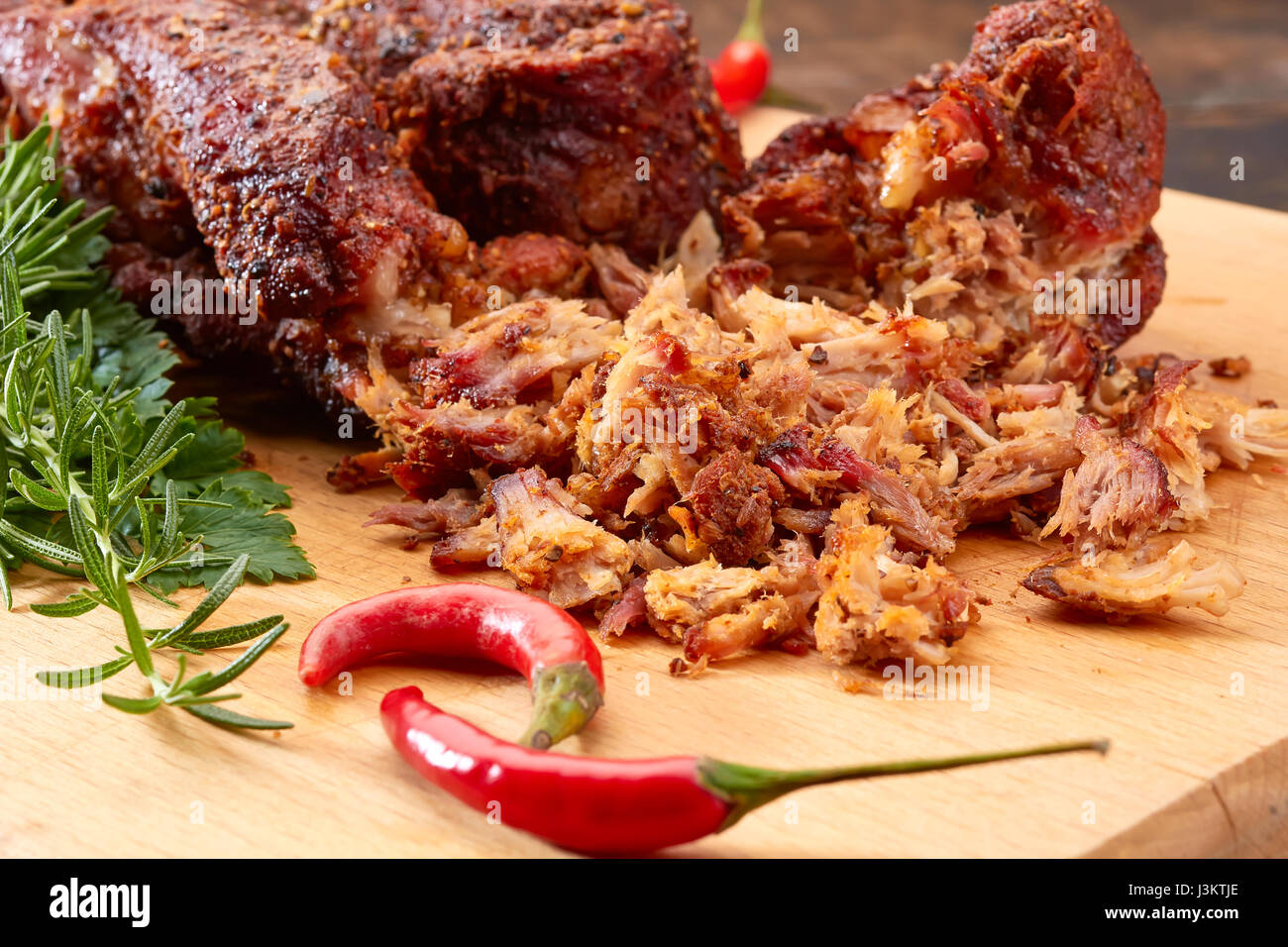 Schweinefleisch auf Holzplatte gezogen Stockfoto