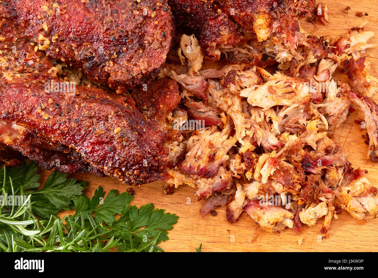 Schweinefleisch auf Holzplatte gezogen Stockfoto