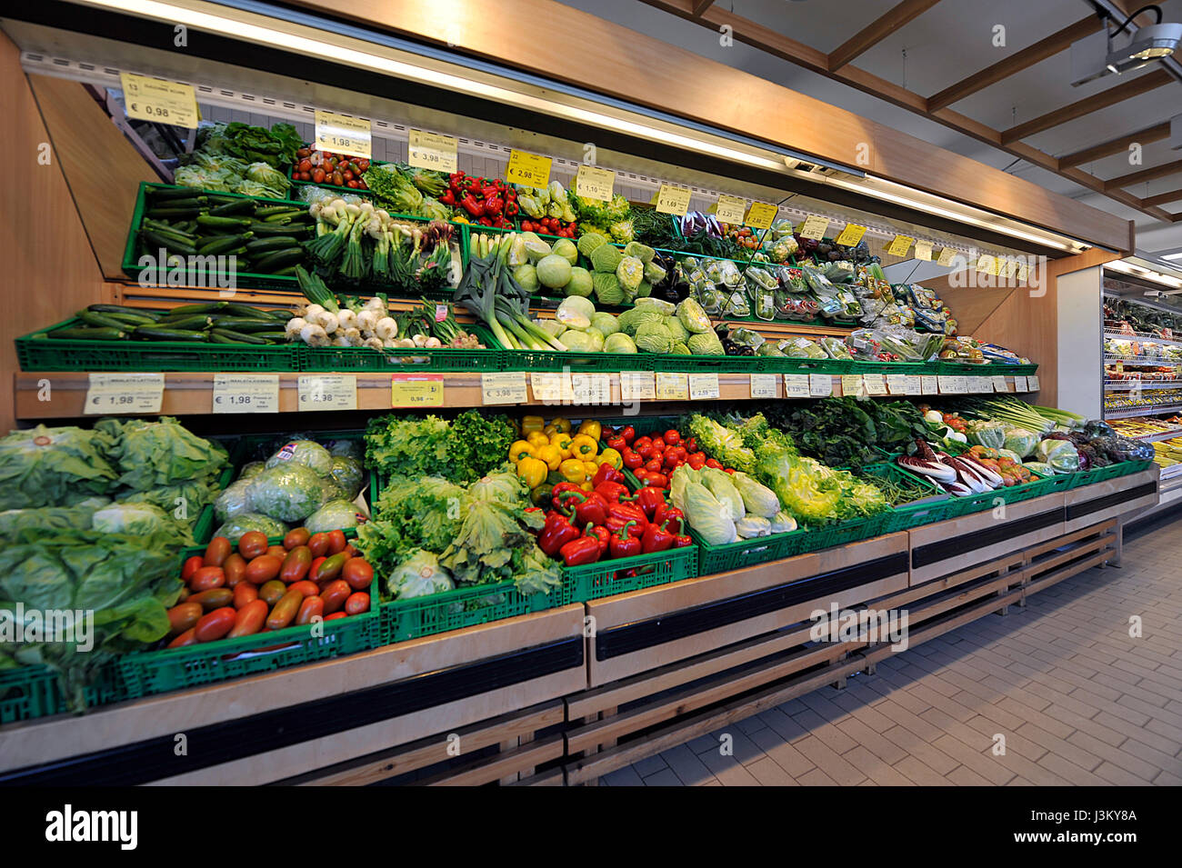 Obst und Gemüse Regal im Supermarkt Stockfotografie - Alamy