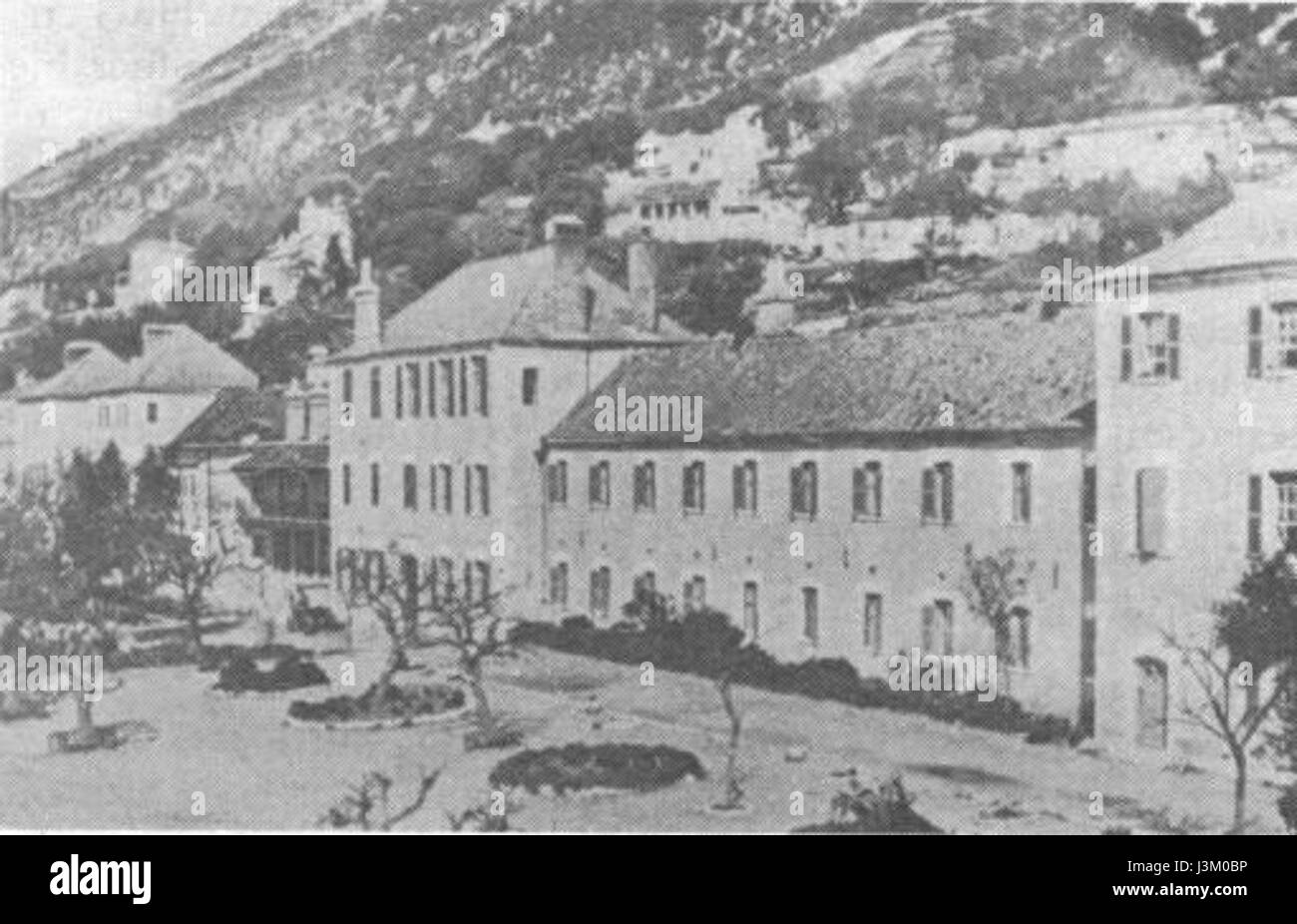 Das Gibraltar Old Naval Hospital ist ein historisches Gebäude, das einst als Militärkrankenhaus diente. Das in Gibraltar gelegene Gebäude ist heute ein Museum, das seine reiche Militärgeschichte und architektonische Bedeutung in der Region widerspiegelt. Stockfoto