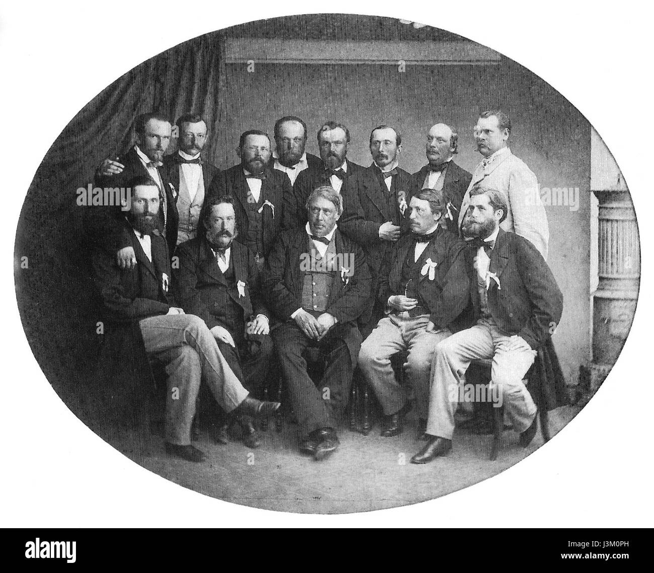 Dieses Foto der Universität Hohenheim in Stuttgart zeigt Gustav Walz mit seinen Kollegen, wahrscheinlich aus der Kohorte 1979. Das Bild spiegelt den akademischen und historischen Kontext innerhalb der universitären Umgebung wider. Stockfoto