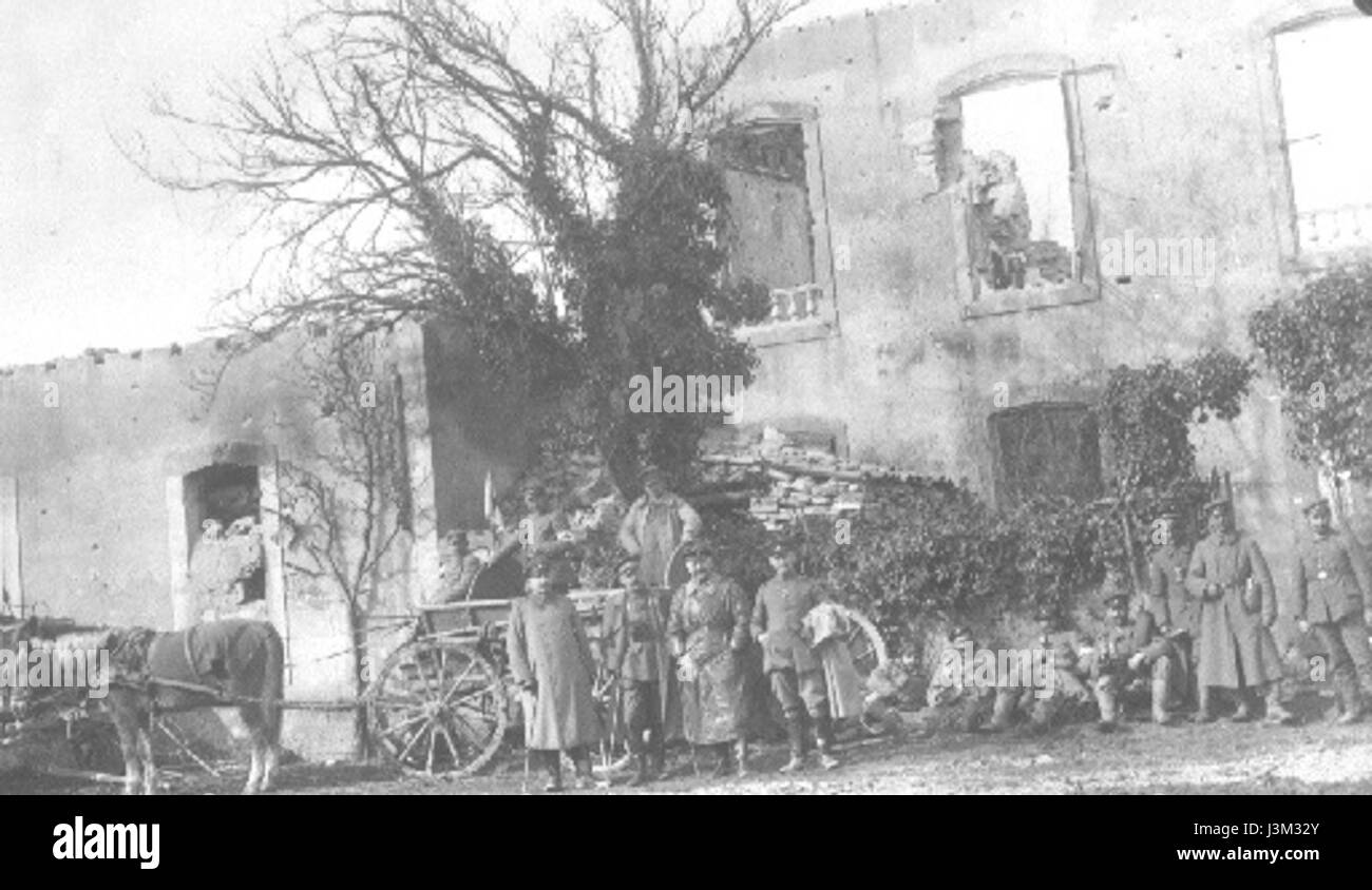 Der Begriff „I Weltkrieg“ bezieht sich auf den Ersten Weltkrieg, auch bekannt als der erste Weltkrieg, der von 1914 bis 1918 stattfand. Der Verweis „ERE82“ kann auf ein spezifisches Dokument oder Artefakt im Zusammenhang mit diesem Konflikt verweisen, das möglicherweise Einblicke in die historischen Ereignisse, militärischen Strategien und politischen Ergebnisse des Krieges bietet. Stockfoto