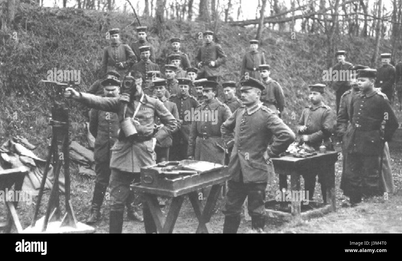 Der Titel bezieht sich wahrscheinlich auf den Ersten Weltkrieg, einen Begriff, der im Deutschen zur Beschreibung des Ersten Weltkriegs verwendet wird. Die ERE könnte eine bestimmte Publikation, Sammlung oder ein militärisches Dokument im Zusammenhang mit dem Krieg enthalten. Stockfoto