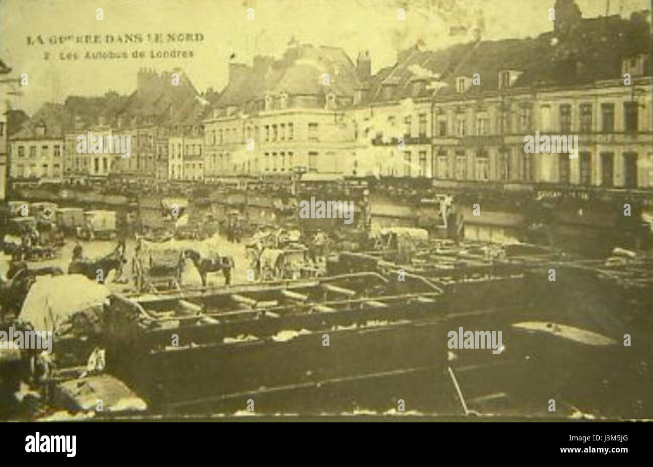 Eine historische Referenz an den Ersten Weltkrieg (1914–1918) mit Schwerpunkt auf dem Pariser Gare du Nord und einem Londoner Bus während der Kriegszeit. Stockfoto