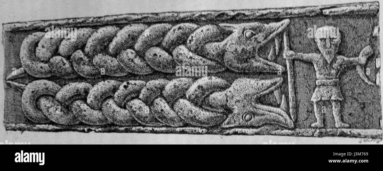 Das Gosforth Cross ist ein historisches Steinkreuz in Cumbria, England, mit komplizierten Schnitzereien sowohl christlicher als auch vorchristlicher Motive, einschließlich Monsterfiguren. Es ist ein wichtiges Artefakt aus dem frühmittelalterlichen England. Stockfoto
