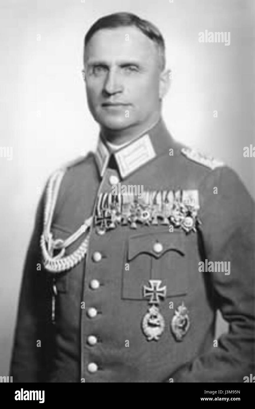 Helmut Wilberg war ein deutscher General während des Zweiten Weltkriegs, der für seine umstrittenen Handlungen bekannt war. Der Begriff „Halbjude“ bezieht sich auf seine gemischte jüdische Abstammung, ein Detail, das oft in historischen Studien dieser Zeit diskutiert wird. Stockfoto