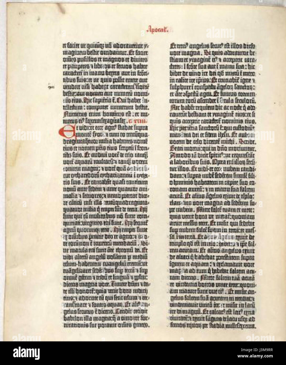 Die Gutenberg-Bibel, die in den 1450er Jahren von Johannes Gutenberg gedruckt wurde, ist eines der ersten großen Bücher, die mit beweglichem Schriftdruck hergestellt wurden. Sie spielte eine zentrale Rolle bei der Wissensverbreitung während der Renaissance. Stockfoto