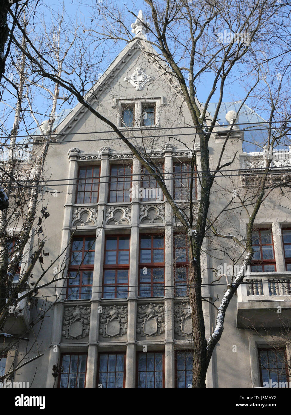 Das Haus mit Chimären ist ein historisches Gebäude in Charkow, Ukraine, das für seine einzigartige Architektur bekannt ist, mit komplizierten Steinschnitzereien von mythischen Kreaturen und Tieren. Es ist ein bedeutendes Beispiel für das Design des frühen 20. Jahrhunderts. Stockfoto