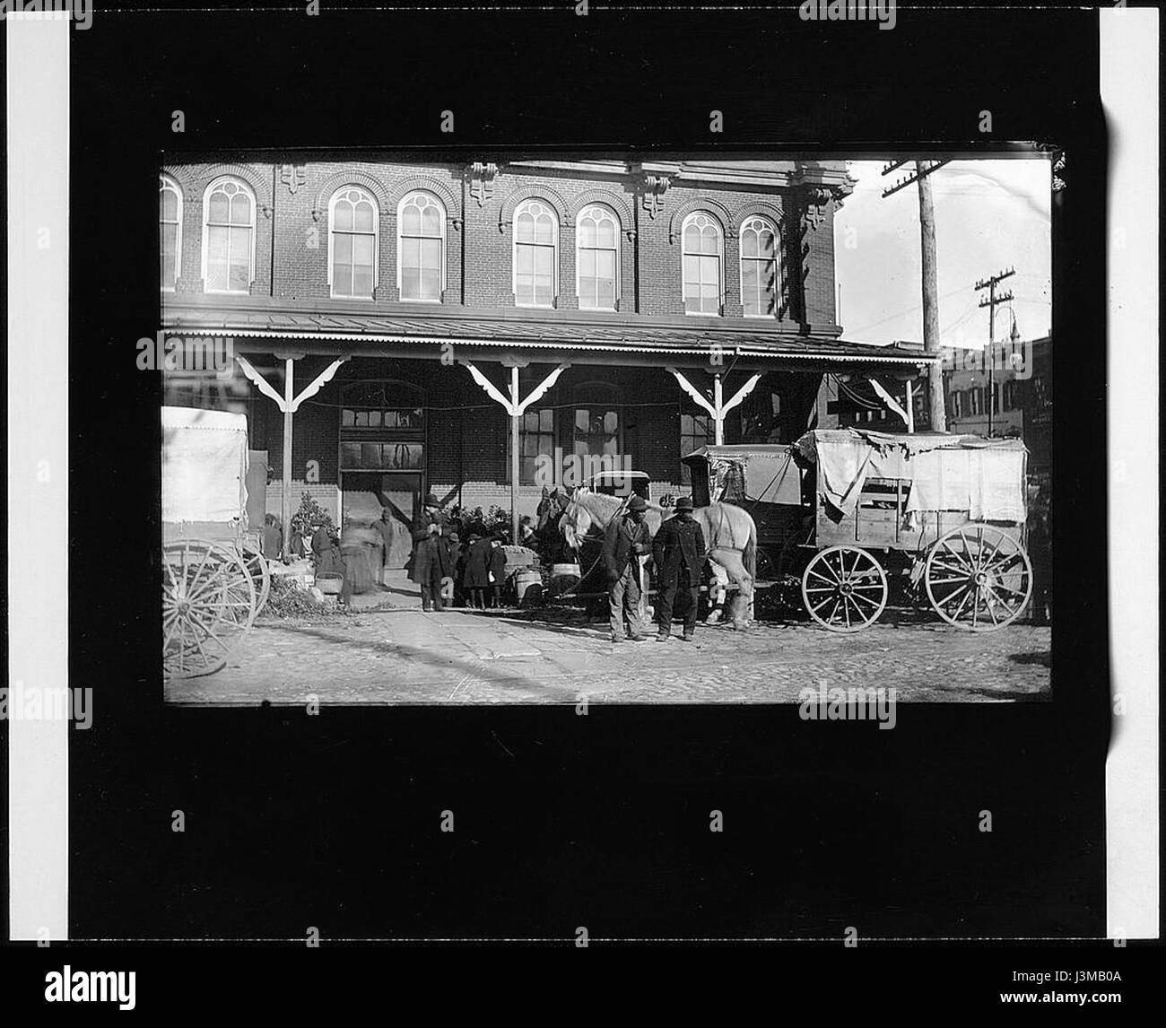 Pferd gezeichneten Wagen vor dem Center-Markt, 09959v Stockfoto