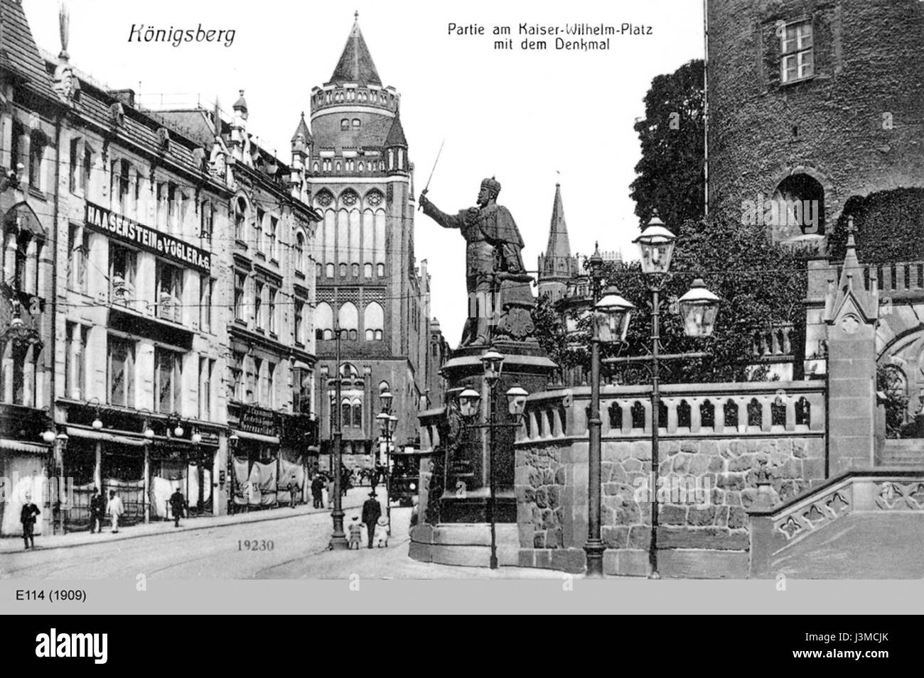 Das Kais-Wilhelm-Denkmal befindet sich im Zentrum von Emden. Sie wurde zum Gedenken an den ersten deutschen Kaiser Wilhelm I. im späten 19. Jahrhundert errichtet. Das Denkmal zeigt eine Bronzestatue Wilhelm I. auf einem hohen Sockel, die als Wahrzeichen der Stadt dient. Stockfoto