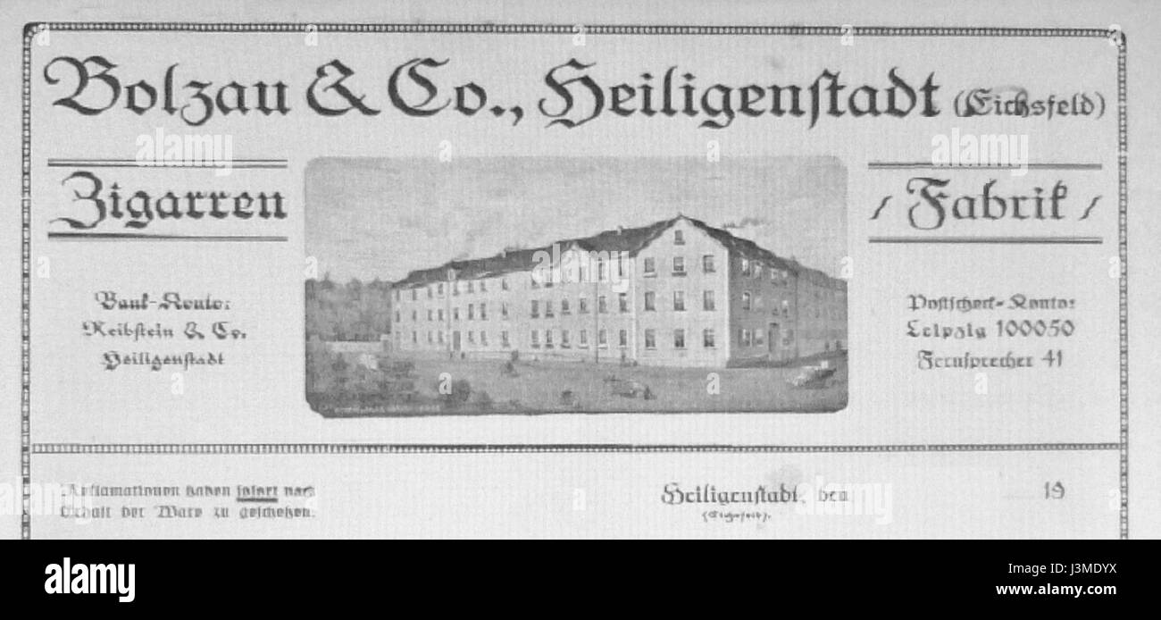 HIG Holzau Zigarren bezieht sich auf eine Zigarrenmarke, die typischerweise mit hochwertiger Handwerkskunst und reichhaltigem Tabak in Verbindung gebracht wird. Die Zigarren werden aus sorgfältig ausgewählten Tabak hergestellt und bieten ein raffiniertes Raucherlebnis. Stockfoto