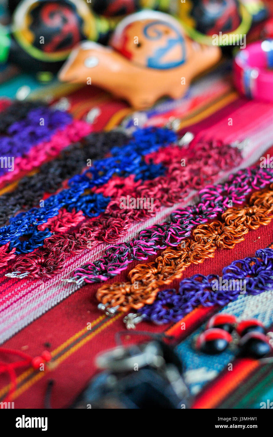 Armbänder aus Strohhalmen. Tsáchila Gemeinschaft. Santo Domingo de Los  Tsachilas. Pichincha. Ecuador Stockfotografie - Alamy