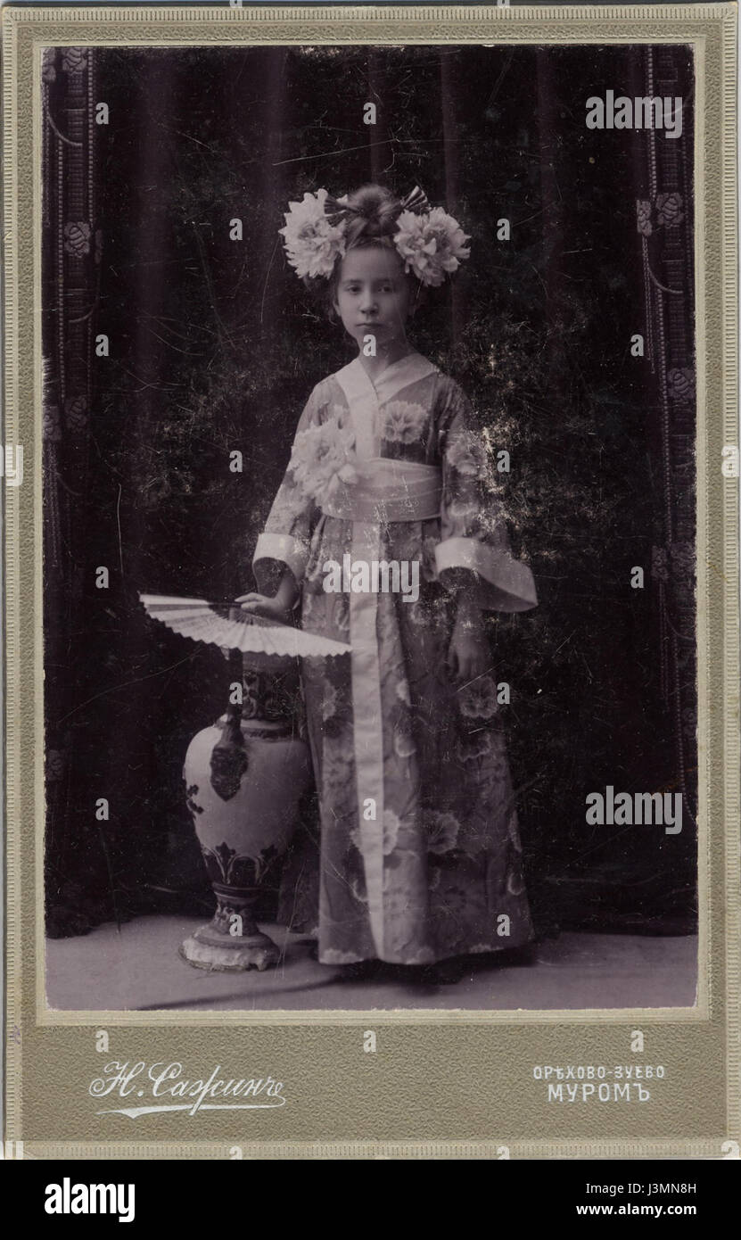 Mädchen in japanise Kostüm Stockfoto