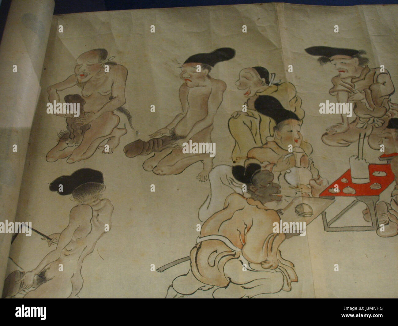 Diese japanische Schriftrolle aus dem 19. Jahrhundert zeigt eine symbolische oder künstlerische Darstellung eines phallischen Wettbewerbs. Solche Werke waren Teil japanischer Kunsttraditionen und reflektierten oft kulturelle oder saisonale Themen. Stockfoto