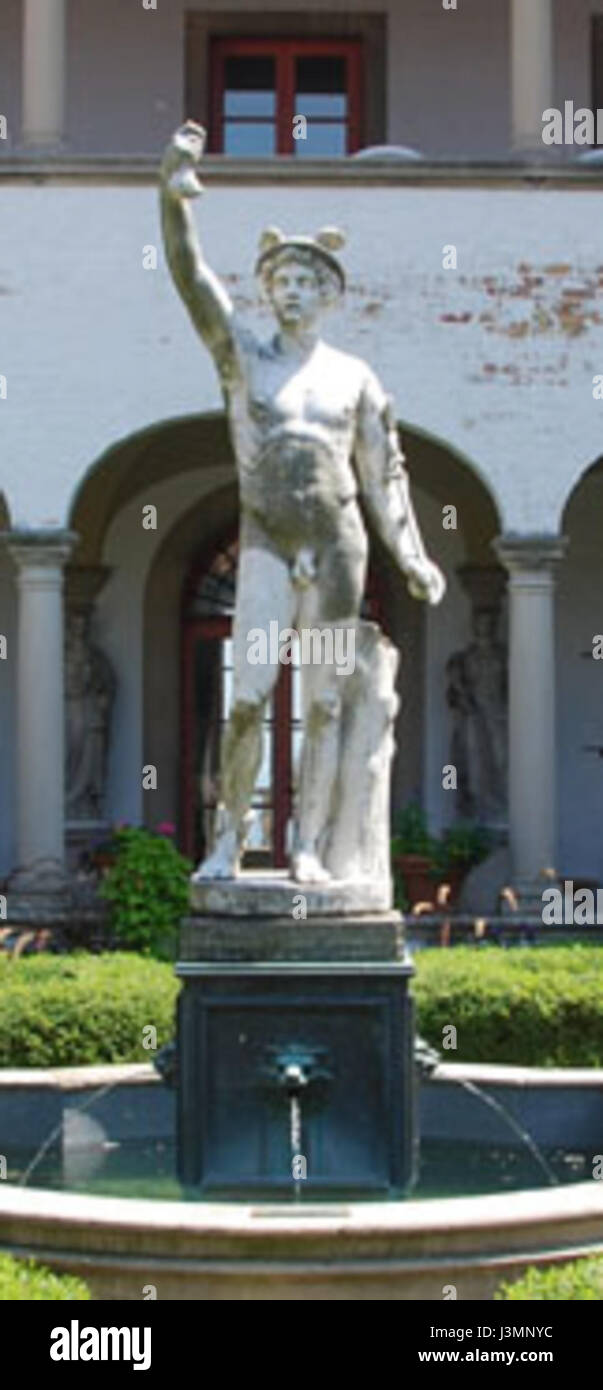 Dies bezieht sich auf eine römische Skulptur, die Hermes darstellt, den griechischen Gott, der mit Reisen, Handel und Kommunikation verbunden ist, oft mit charakteristischen Merkmalen wie Flügeln und einem Stab. Stockfoto