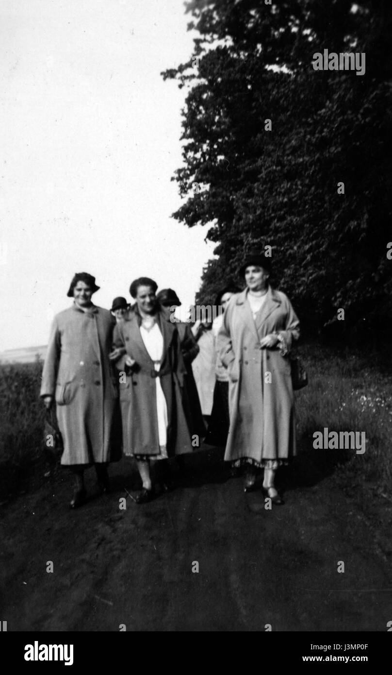 Dieses Gruppenfoto aus dem frühen 19. Jahrhundert zeigt Individuen aus dieser Zeit und zeigt ihre Kleidung und sozialen Bräuche. Das Foto reflektiert den kulturellen und historischen Kontext der Epoche und bietet Einblick in die Kleidung, Umgebung und Identität der Menschen. Stockfoto