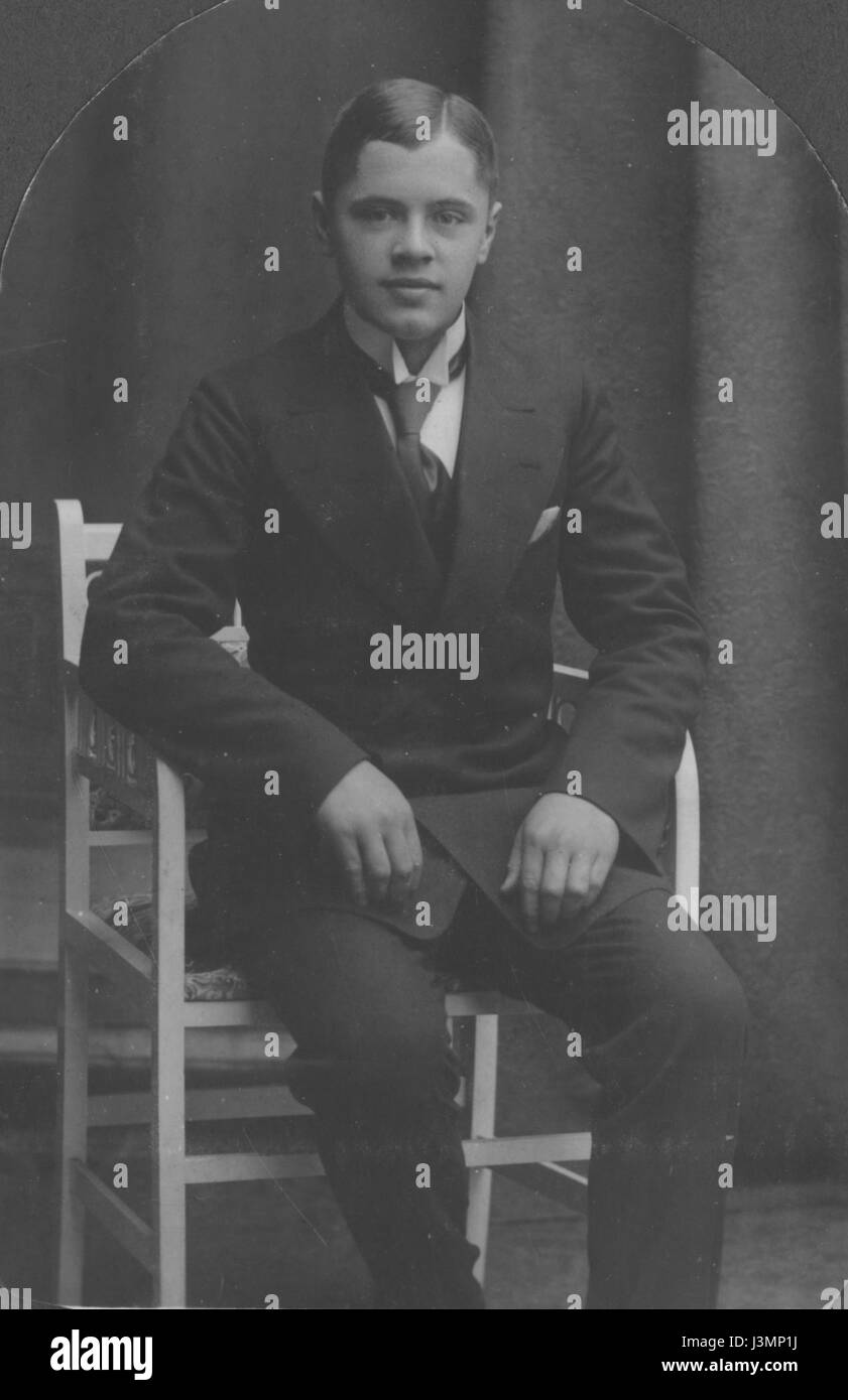 Dieses Gruppenfoto aus dem frühen 19. Jahrhundert fängt Individuen aus dieser Zeit ein und bietet einen Einblick in die soziale und kulturelle Kleidung der Zeit. Stockfoto