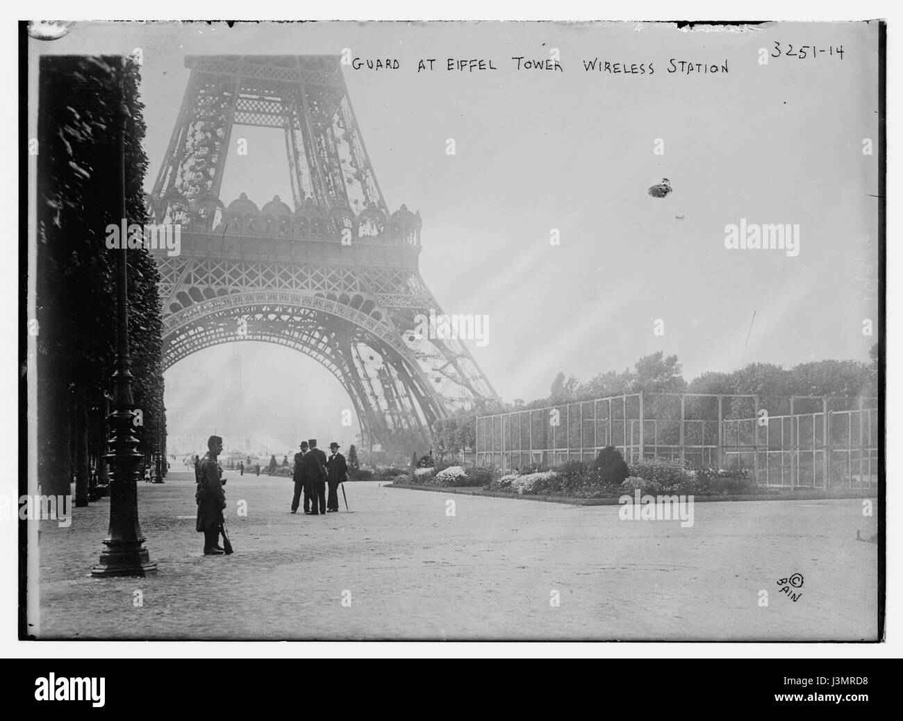 Wachablösung vor dem Eiffelturm Funkstation (LOC) Stockfoto