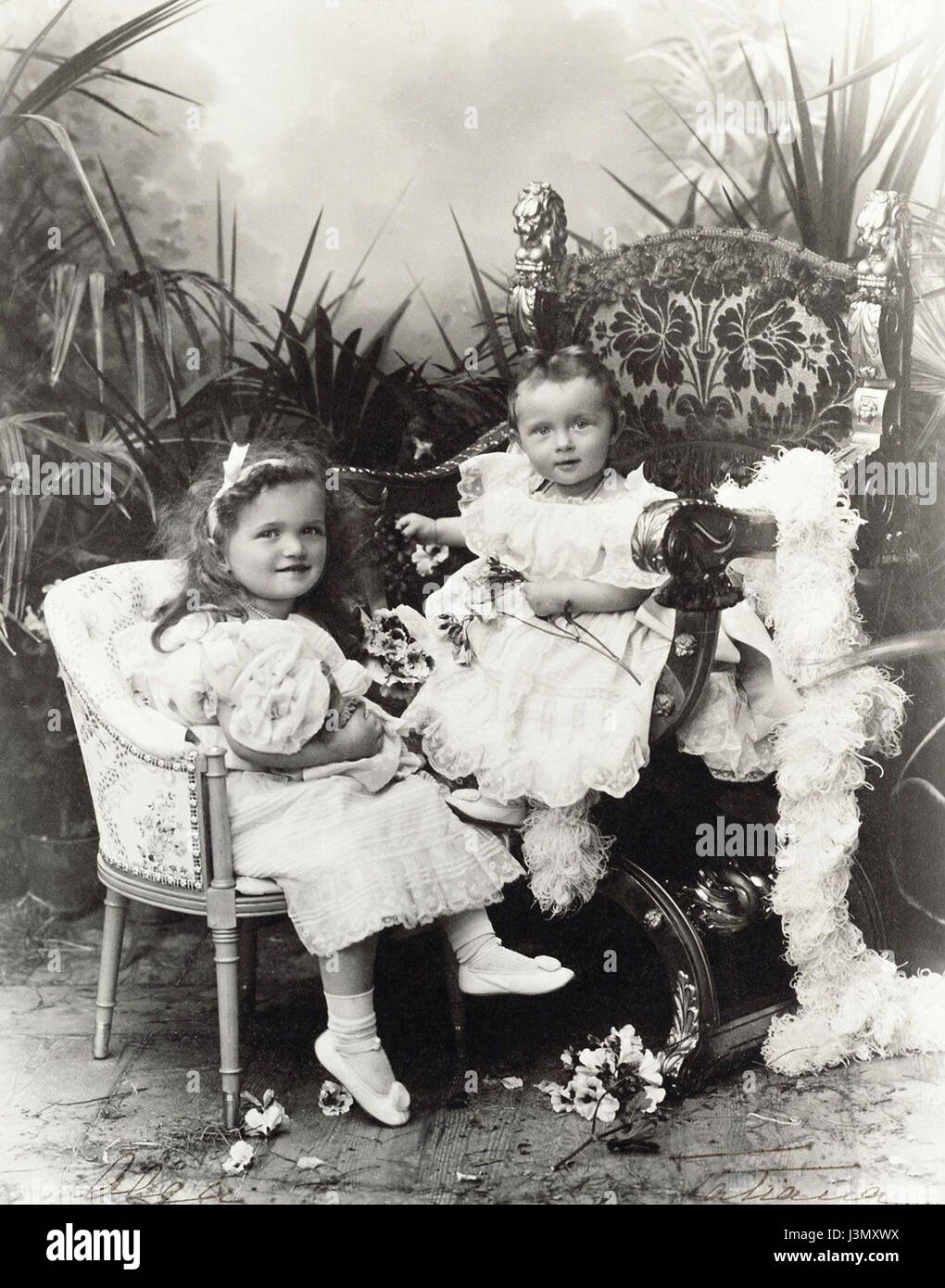 Grand Herzoginnen Olga und Tatiana von Russland als Kleinkinder Stockfoto