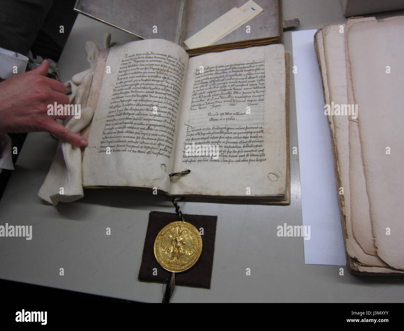 Die Goldene Bulle bezieht sich auf eine mittelalterliche Verfassungsurkunde, die Kaiser Karl IV. Im Jahre 1356 herausgab. Die Komplettansicht könnte sich auf eine vollständige, detaillierte Darstellung des Dokuments beziehen, die für die Gestaltung der politischen Struktur des Heiligen Römischen Reiches entscheidend war. Stockfoto