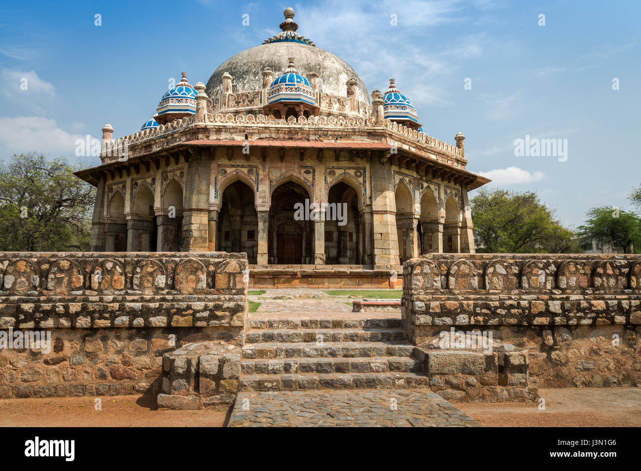 Isa Khan niazi Grab ist ein klassisches Beispiel der Mughal india Architektur auf dem Gelände von humayun Grabmal als UNESCO-Welterbe gebaut Stockfoto