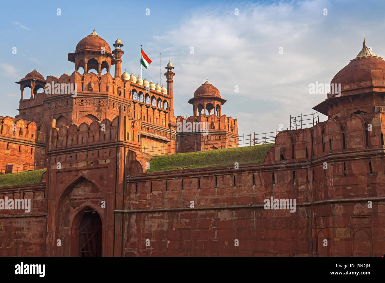 Red Fort Delhi ist ein roter Sandstein Fort Stadt von Kaiser Akbar gebaut. Ein Mughal Indien Architektur Struktur als UNESCO-Weltkulturerbe ausgewiesen. Stockfoto