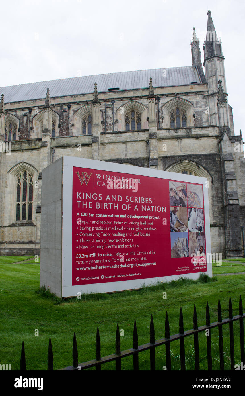 Winchester-Vereinigtes Königreich -21 April 2017: Fundraising-Schild außerhalb Winchester Cathedral Stockfoto