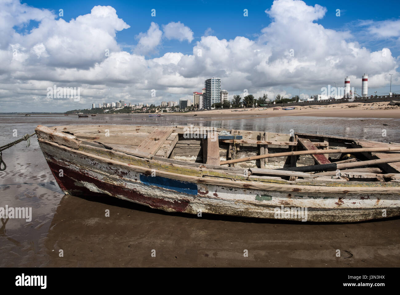 Ein Fischerboot bei Ebbe in der Mosambik Hauptstadt Maputo Stockfoto