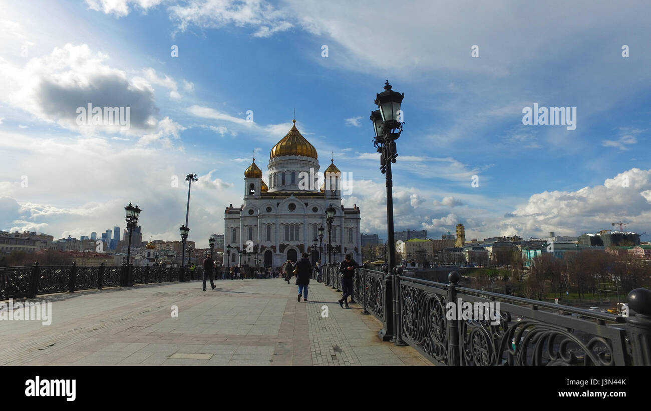 Panoramablick auf die Kathedrale von Christus dem Erlöser und Patriarch Brücke, Moskau, Russland. 24. April 2017 Stockfoto